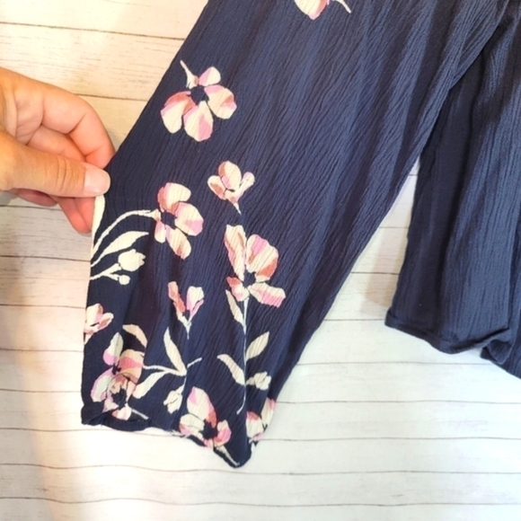 BILLABONG NAVY FLORAL BOHO CROP TOP, SZ MEDIUM - Picture 3 of 7